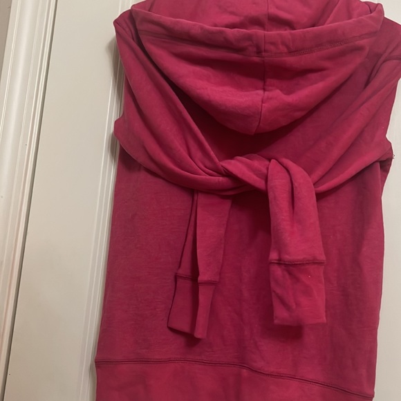 Red Hoodie Sweatshirt 💃🏽 - Picture 4 of 5